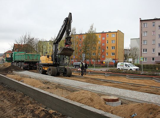 Przy SP1 powstaje parking i efektowny dziedziniec 38442