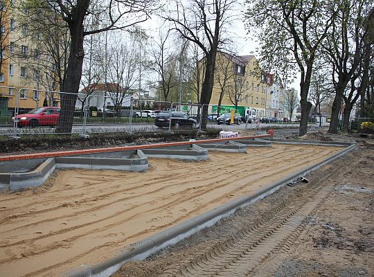 Przy SP1 powstaje parking i efektowny dziedziniec 38443