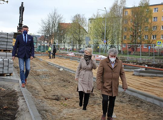 Przy SP1 powstaje parking i efektowny dziedziniec 38444