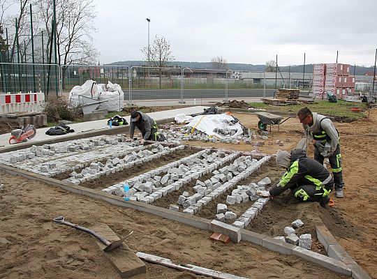 Przy SP1 powstaje parking i efektowny dziedziniec 38445