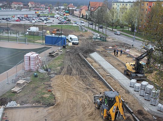Przy SP1 powstaje parking i efektowny dziedziniec 38430