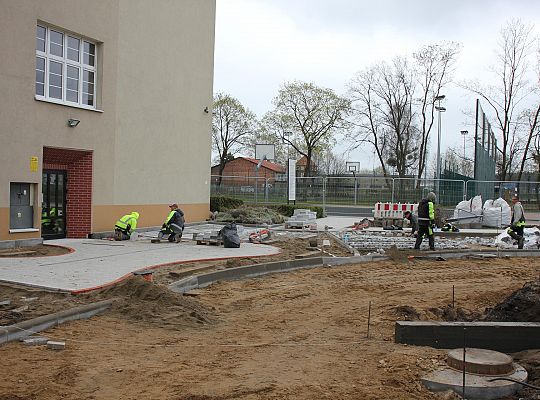 Przy SP1 powstaje parking i efektowny dziedziniec 38434