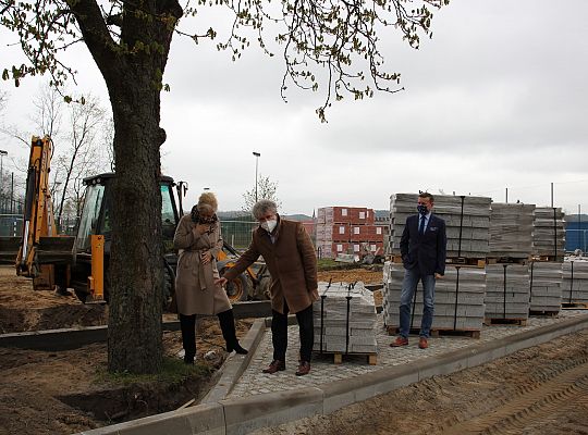 Przy SP1 powstaje parking i efektowny dziedziniec 38436