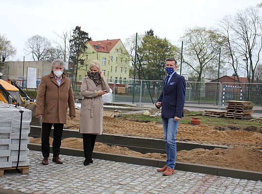 Przy SP1 powstaje parking i efektowny dziedziniec 38437