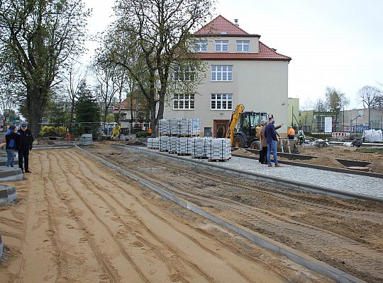 Przy SP1 powstaje parking i efektowny dziedziniec 38438
