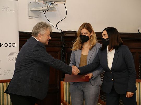 Krajowy Zasób Nieruchomości obejmuje udziały w 38618
