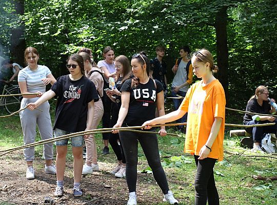 230 uczniów sprzątało las w okolicach stadionu 38767