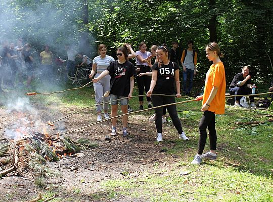 230 uczniów sprzątało las w okolicach stadionu 38768