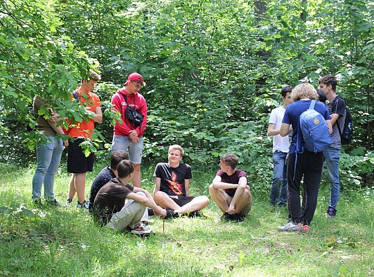 230 uczniów sprzątało las w okolicach stadionu 38770