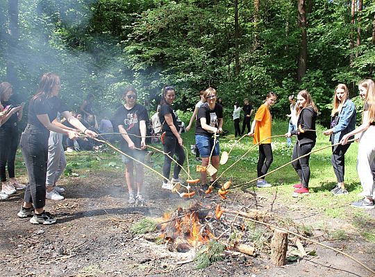 230 uczniów sprzątało las w okolicach stadionu 38776
