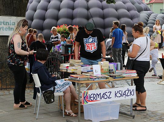 Zabawa z Biblioteką. „Letnia Czytelnia”, kiermasz 39060