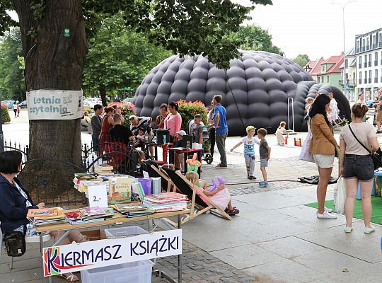 Zabawa z Biblioteką. „Letnia Czytelnia”, kiermasz 39064