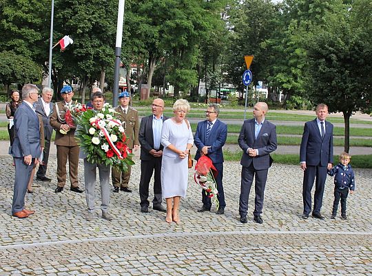 Kwiaty i znicze w Święto Wojska Polskiego 39516