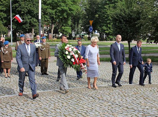 Kwiaty i znicze w Święto Wojska Polskiego 39517