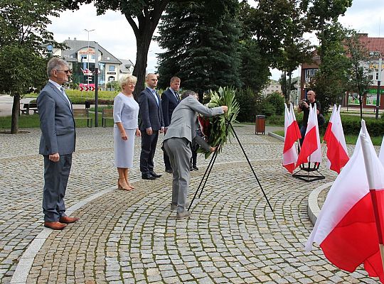 Kwiaty i znicze w Święto Wojska Polskiego 39518