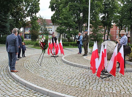 Kwiaty i znicze w Święto Wojska Polskiego 39520