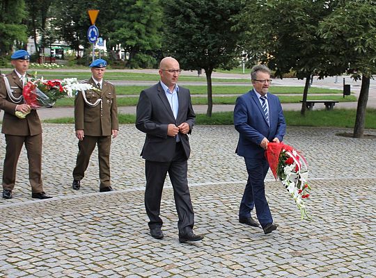 Kwiaty i znicze w Święto Wojska Polskiego 39521