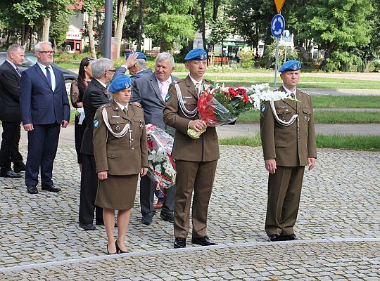 Kwiaty i znicze w Święto Wojska Polskiego 39523