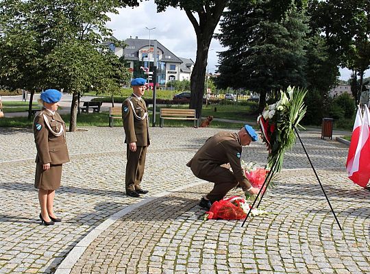 Kwiaty i znicze w Święto Wojska Polskiego 39524