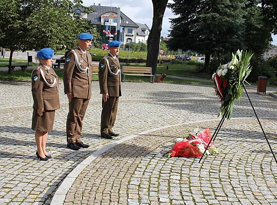 Kwiaty i znicze w Święto Wojska Polskiego 39525