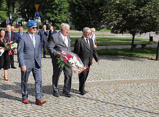 Kwiaty i znicze w Święto Wojska Polskiego 39526