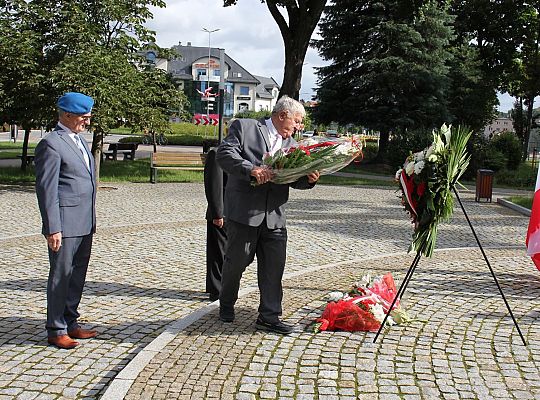 Kwiaty i znicze w Święto Wojska Polskiego 39527