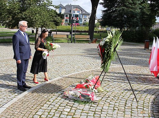 Kwiaty i znicze w Święto Wojska Polskiego 39528