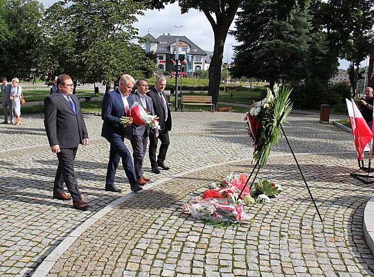 Kwiaty i znicze w Święto Wojska Polskiego 39529
