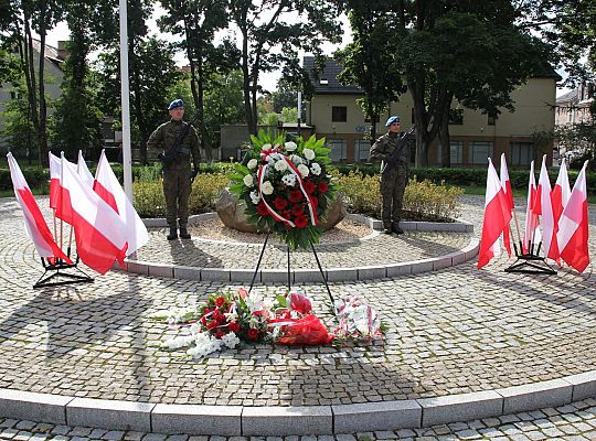 Kwiaty i znicze w Święto Wojska Polskiego 39530