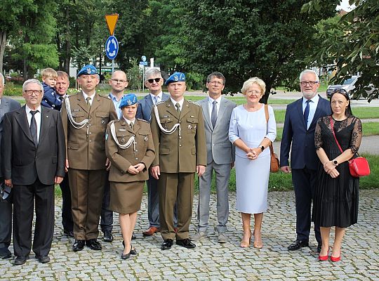 Kwiaty i znicze w Święto Wojska Polskiego 39533