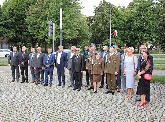 Kwiaty i znicze w Święto Wojska Polskiego 39534