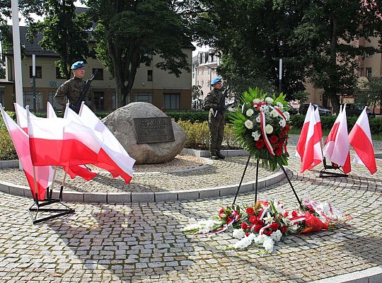 Kwiaty i znicze w Święto Wojska Polskiego 39535