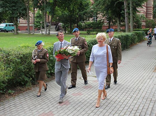 Kwiaty i znicze w Święto Wojska Polskiego 39544