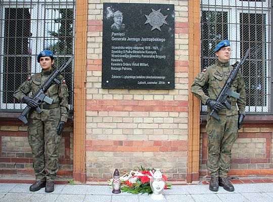 Kwiaty i znicze w Święto Wojska Polskiego 39548