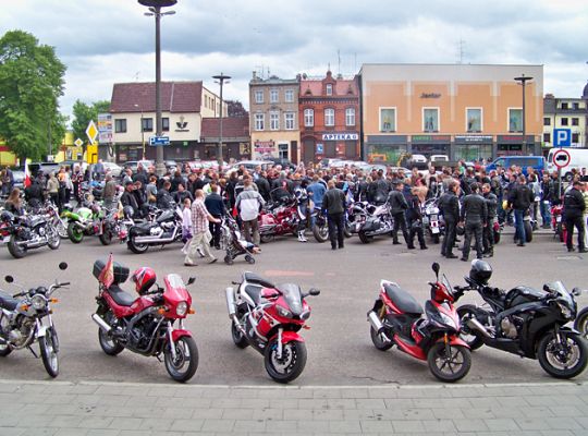 Motocyklowa parada na placu Pokoju 1340