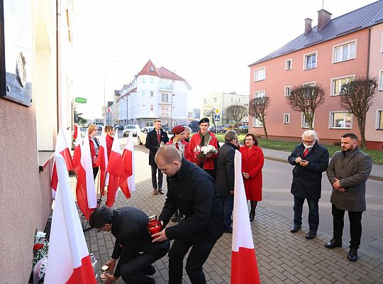 Znicze pod tablicą Polskiej Rady Ludowej i 40965