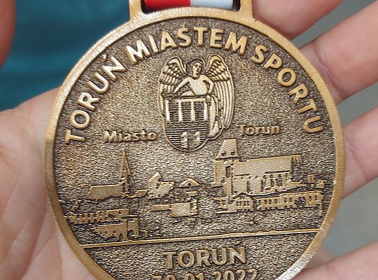 Medale młodych biegaczy w Toruniu 41835