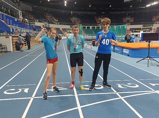 Medale młodych biegaczy w Toruniu 41834