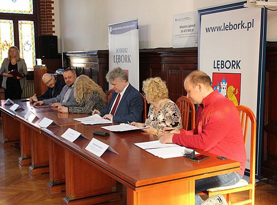 Umowy na budowę 10 dróg w dzielnicy „Lębork 42133