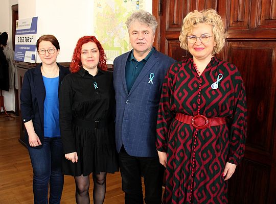 Niebieska wstążka na znak solidarności z osobami z 42244