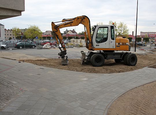 Trwa rozbudowa parkingu na zapleczu ulicy 42879