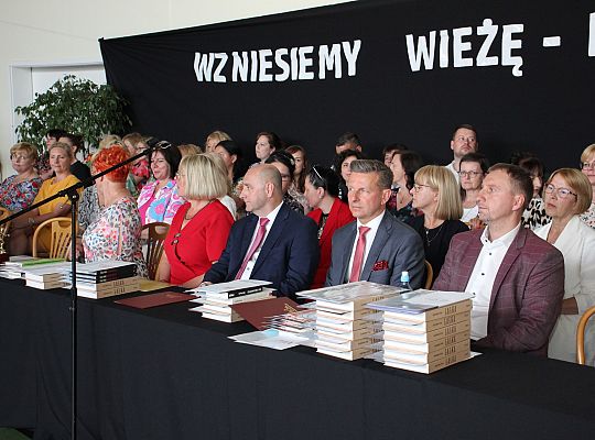 W Szkole Podstawowej nr 8 pożegnano ośmioklasistów 43816