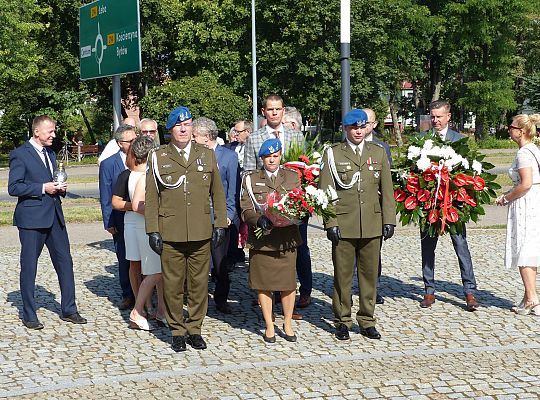 Kwiaty w Święto Wojska Polskiego 45150