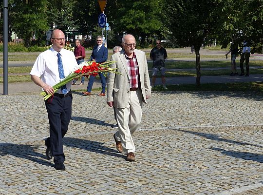 Kwiaty w Święto Wojska Polskiego 45168