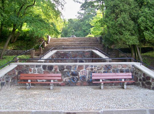 Schody nad stawem w parku Chrobrego jak nowe  1499