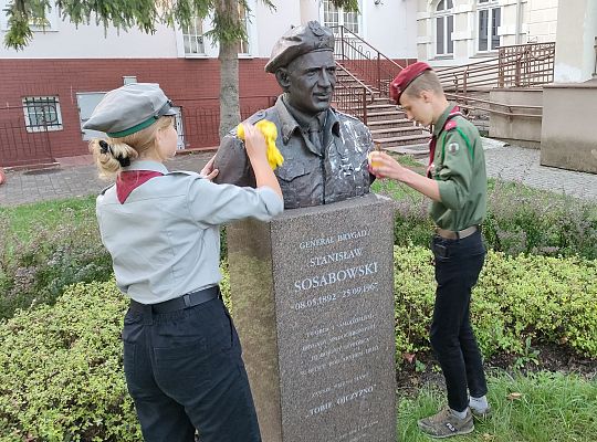 Harcerze dbają o pomnik gen. Stanisława 45412
