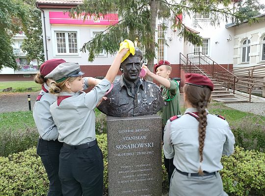 Harcerze dbają o pomnik gen. Stanisława 45411