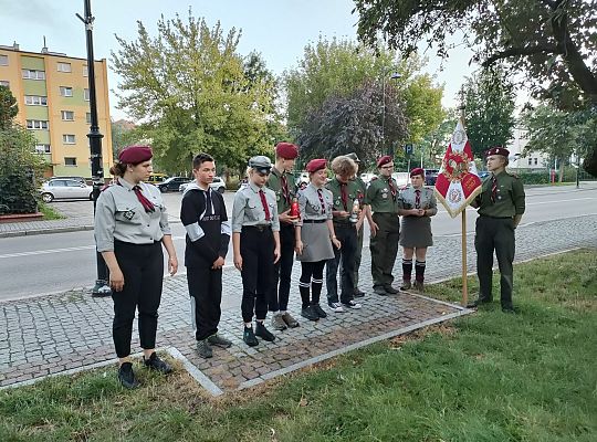 Harcerze dbają o pomnik gen. Stanisława 45414