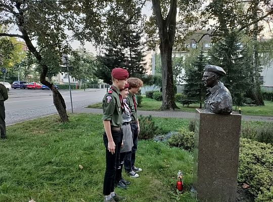 Harcerze dbają o pomnik gen. Stanisława 45413