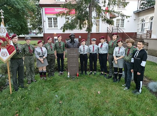 Harcerze dbają o pomnik gen. Stanisława 45415
